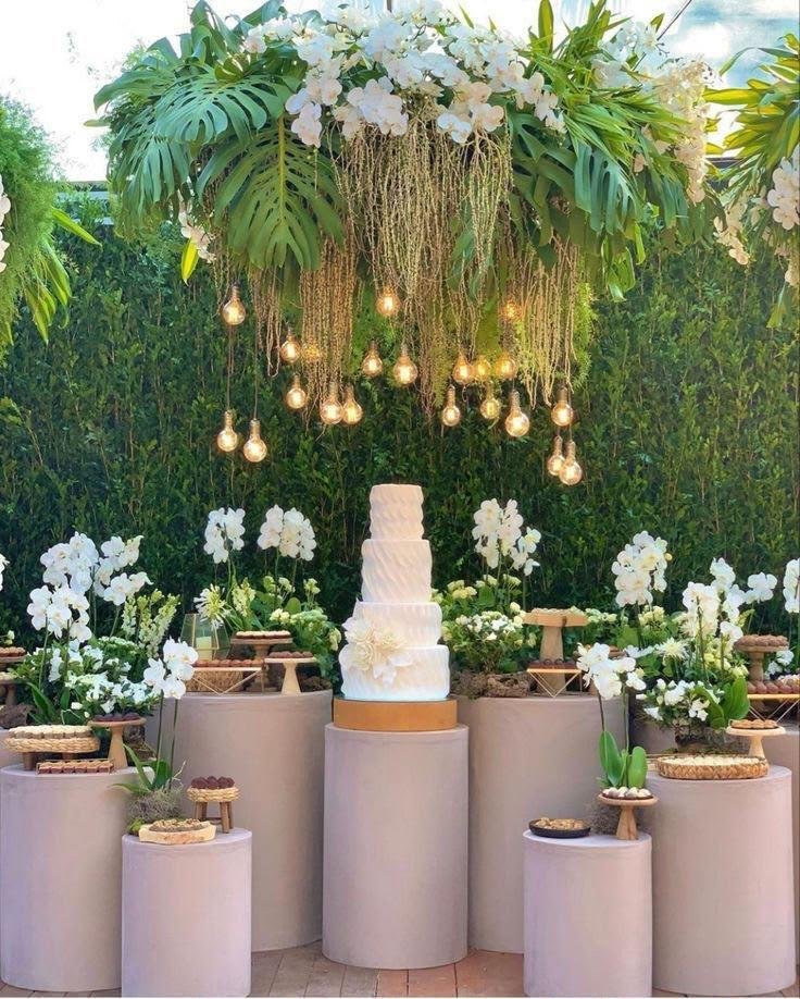 Decoração clássica de casamento com flores brancas